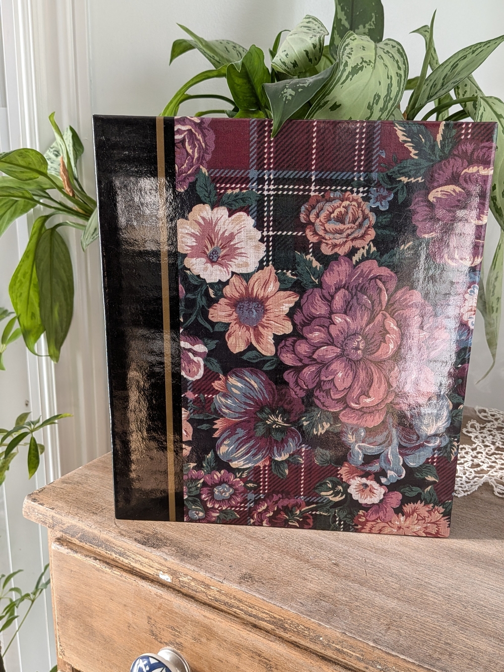 3/25$ ‼️Vintage Magnetic Photos Album WitFloral Plaid Hardcover